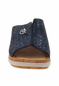 Sandalo blu navy slip-on con tomaia testurizzata e suola in sughero. Presenta un accento metallico a forma di ciclista sul lato.