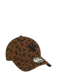Cappellino con stampa leopardata marrone realizzato in tessuto testurizzato, con logo ricamato nero e visiera curva. Batteria regolabile sul retro.