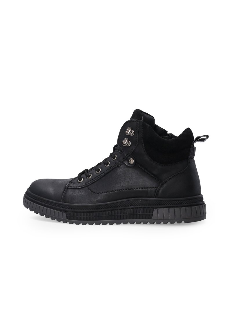 Czarne sneakersy za kostkę, wykonane ze skóry i zamszu, z metalowymi oczkami, teksturowaną gumową podeszwą oraz wyprofilowanym kołnierzem dla wygody.