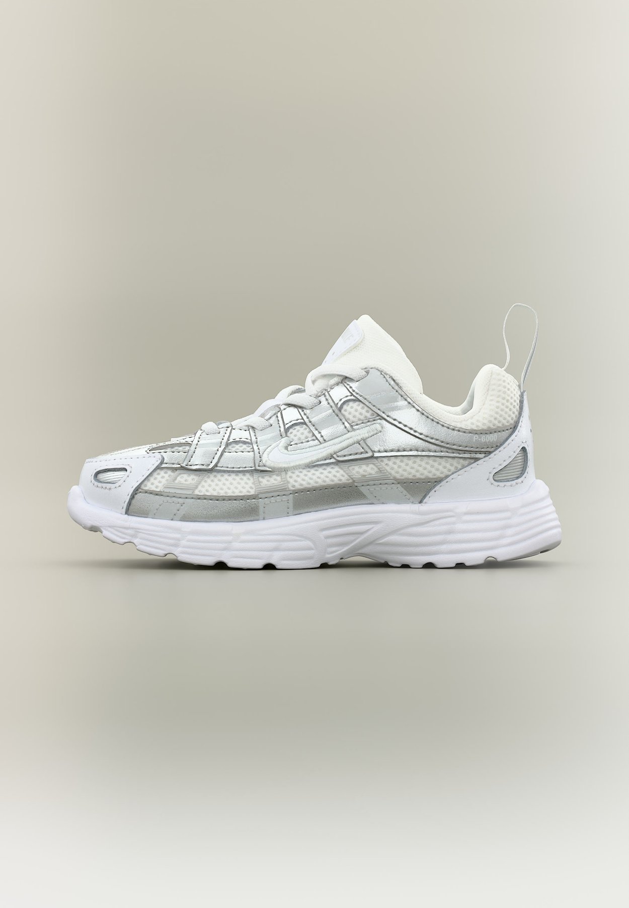 Nike P 6000 UNISEX - Trainers - white/photon dust/metallic silver-coloured