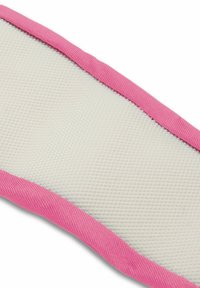 Getextureerde witte mat met een roze stoffen rand. Het oppervlak heeft een rasterpatroon, wat grip en demping biedt.