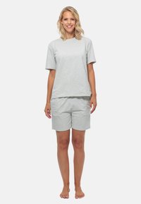 Graues Baumwoll-Loungewear-Set mit einem lockeren Kurzarmoberteil und Shorts. Beide Teile haben eine weiche Textur und ein minimalistisches Design.