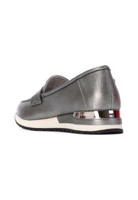 Zapato slip-on de color gris metálico con parte superior de cuero texturizado, que presenta un tacón bajo con un acento de cromo y una suela de goma negra.