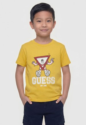 Guess, BEDRUCKTES T-SHIRT - T-shirt con stampa - gelb