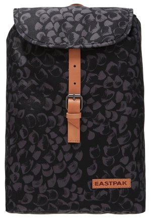 Sort og gråmønstret Eastpak-rygsæk med en tanfarvet læderrem med spænde som lukning på frontklappen.