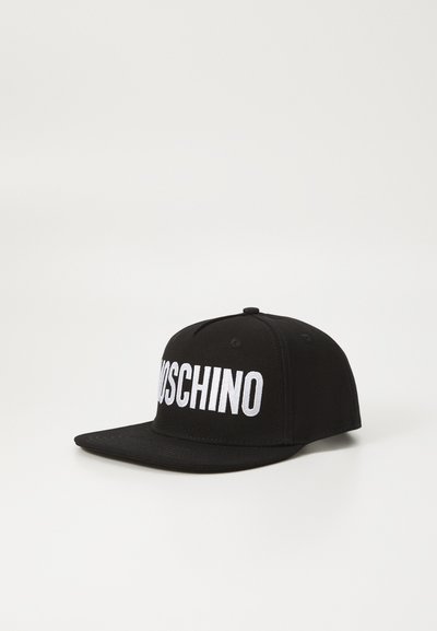 Sort snapback cap lavet af stof, med en flad skygge og hævet hvid "MOSCHINO" tekst foran.