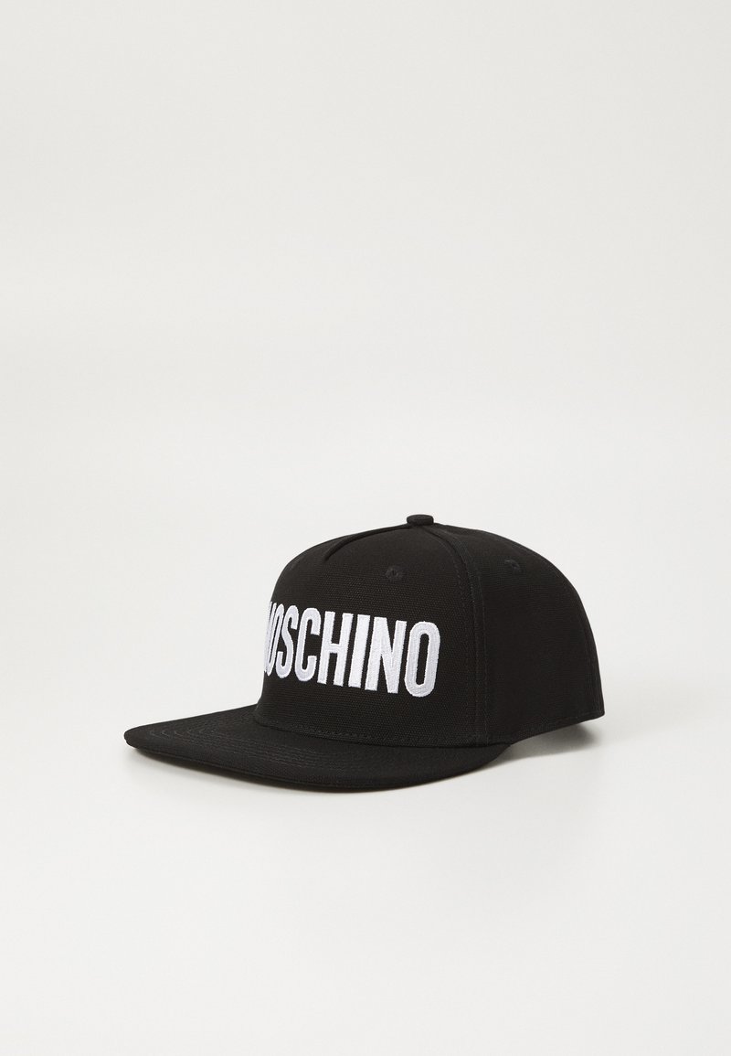 Casquette snapback noire en tissu, avec une visière plate et le lettrage blanc "MOSCHINO" en relief à l'avant.