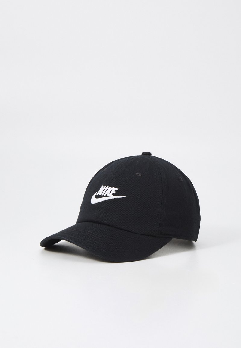 Gorra de béisbol de algodón negro con un logo de Nike bordado en blanco en la parte frontal. Visera curvada y correa ajustable en la parte trasera.