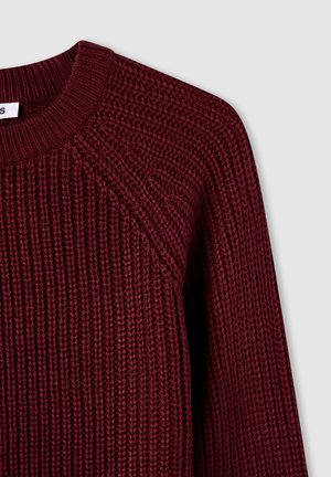 Maglione lavorato a maglia borgogna con texture a coste, scollatura rotonda e maniche a raglan. Presenta dettagli sottili nel motivo del tessuto.