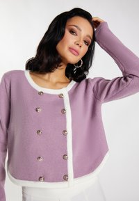 Lila button-up trui met witte details, met een cropped ontwerp, ronde halslijnen en decoratieve zilveren knopen. Zachte, gestructureerde stof.