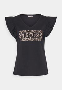 Camiseta negra con escote en V, mangas cortas con volantes y un panel de estampado de leopardo con el nombre de la marca "LIU JO" en el centro.