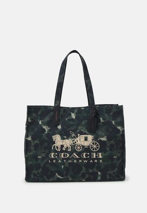 Torba typu tote w ciemnozielony wzór kamuflażu z dwoma uchwytami, z grafiką powozu konnego i napisem "Coach Leatherware" z przodu.