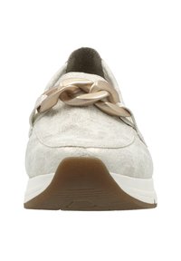 Světle šedé tenisky s texturovaným povrchem, s kovovým zlatým řetězem přes vrch a bílou gumovou podešví s hnědým dnem.