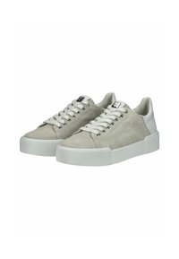 Sneaker in camoscio grigio chiaro con accenti bianchi, punta rotonda, suola in gomma testurizzata e occhielli in metallo per i lacci, caratterizzati da un design minimalista.