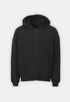 Sudadera con cremallera negra, con una capucha amplia, bolsillos tipo canguro, puños acanalados y una tela suave y texturizada. Diseño simple, sin patrones adicionales.