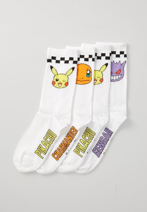 Cuatro calcetines blancos con puños a cuadros negros que presentan las caras y nombres de los personajes de Pokémon Pikachu, Charmander y Gengar.