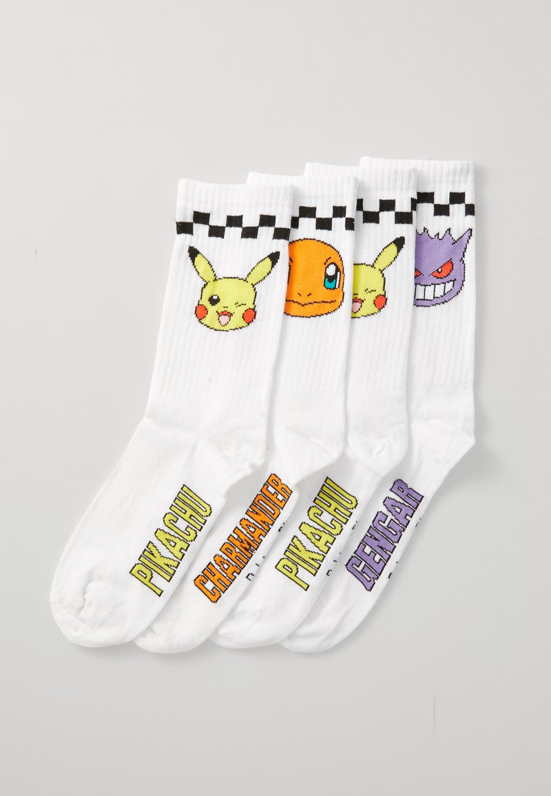 Cuatro calcetines blancos con puños a cuadros negros que presentan las caras y nombres de los personajes de Pokémon Pikachu, Charmander y Gengar.
