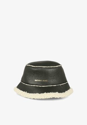 Chapeau seau en cuir noir avec une bordure en fausse fourrure crème. Présente une surface texturée et un logo doré à l'avant. Forme ronde classique.