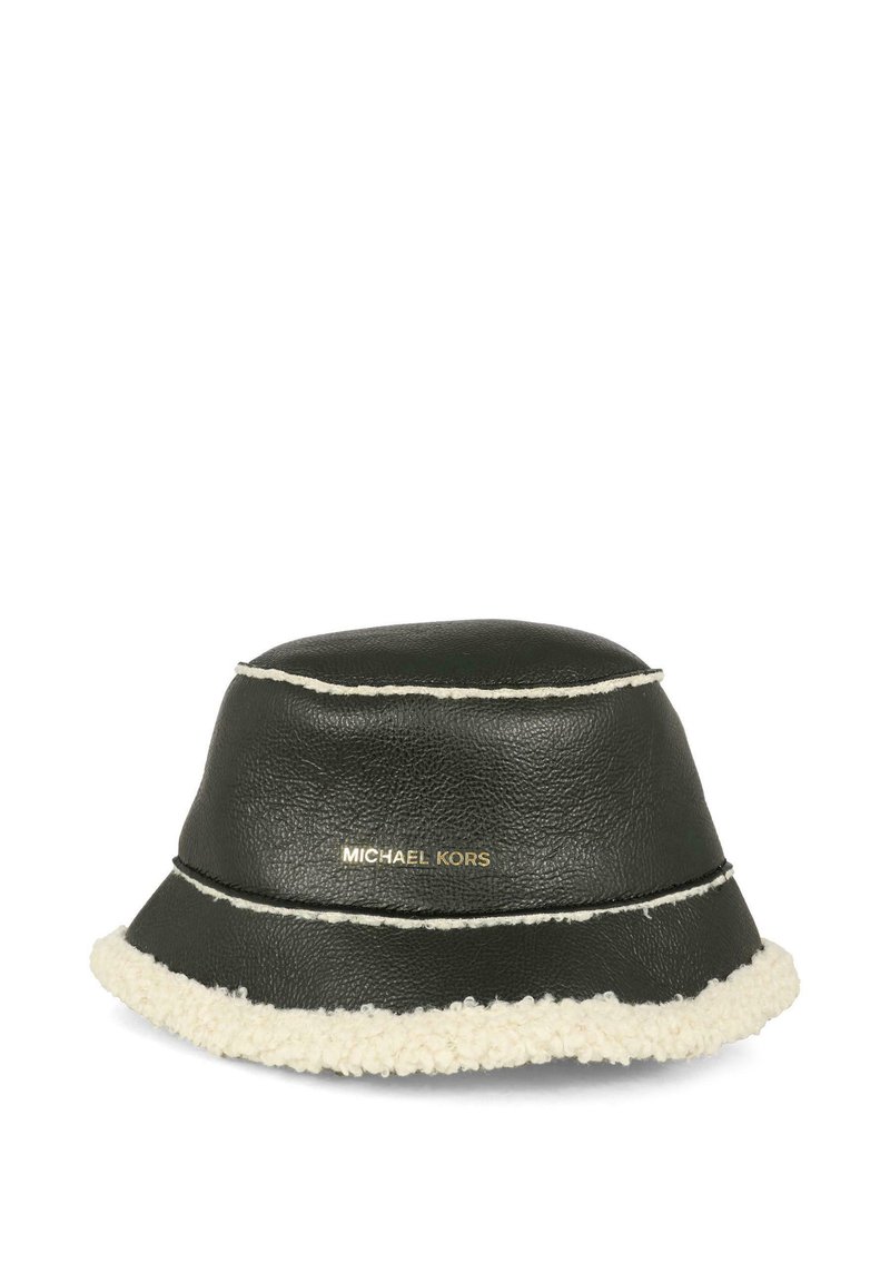 Czarny skórzany kapelusz typu bucket z kremowym futrzanym wykończeniem. Posiada fakturowaną powierzchnię oraz złote logo z przodu. Klasyczny, zaokrąglony kształt.