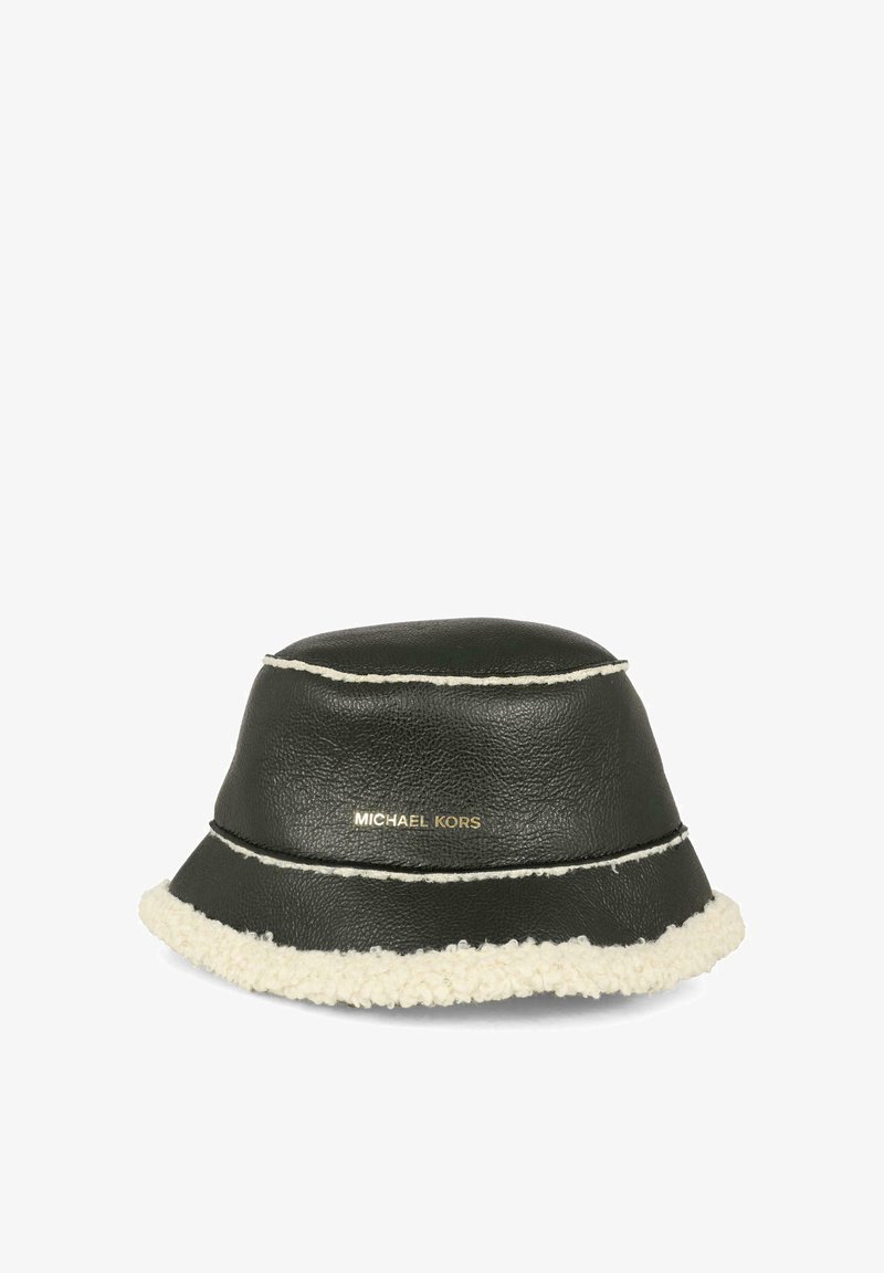 Czarny skórzany kapelusz typu bucket z kremowym futrzanym wykończeniem. Posiada fakturowaną powierzchnię oraz złote logo z przodu. Klasyczny, zaokrąglony kształt.