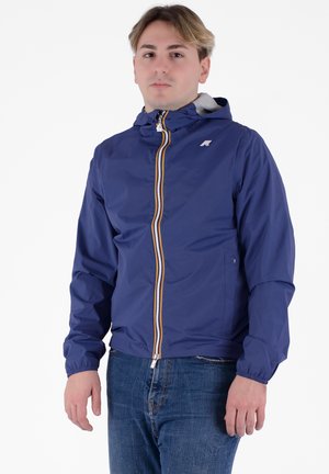 Giacca leggera color navy con zip frontale, righe bianche e arancioni in contrasto e vita elastica. Cappuccio con fodera grigia.