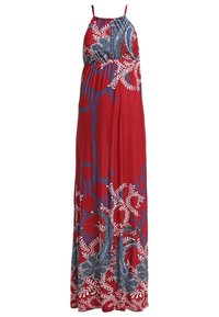 Robe longue en tissu rouge avec un motif floral et cachemire bleu et blanc, dotée de fines bretelles et d'une taille froncée.