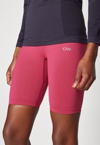 ICANIWILL DEFINE SEAMLESS BIKER SHORTS - Tajice - dark pink