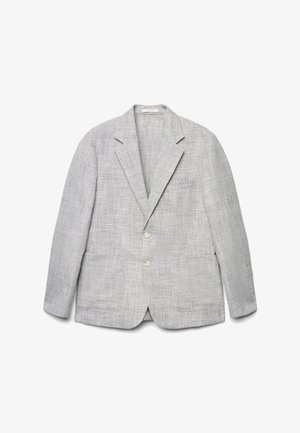 Hellgrauer, strukturierter Zweiknopf-Blazer mit Kerbkragen und drei Vordertaschen, auf weißem Hintergrund flach ausgelegt.