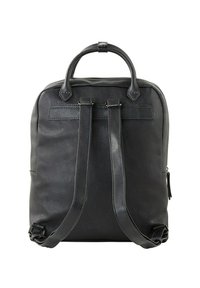 Czarny skórzany plecak z podwójnymi regulowanymi paskami, uchwytem u góry, gładką teksturą i minimalistycznym designem. Posiada kieszeń na zamek z boku.