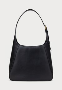 Saco de couro preto com uma alça curva, textura suave e design minimalista, apresentando um detalhe em metal dourado na alça.