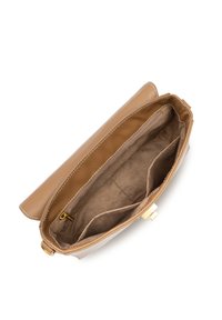 Sac à main en cuir tan avec une texture lisse, doté d'un compartiment zippé et de plusieurs poches intérieures. Accentué par des accessoires en métal doré.