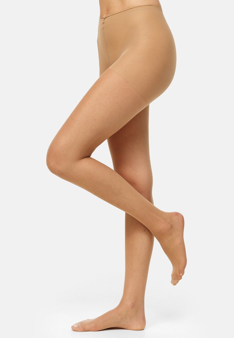 Pantalones cortos nude de tiro alto con textura suave, diseño ajustado y acabado sin costuras, que se extienden hasta la mitad del muslo.
