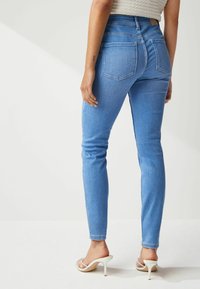 Next SUPER SOFT STANDARD - Traperice uskog kroja - bright blue
