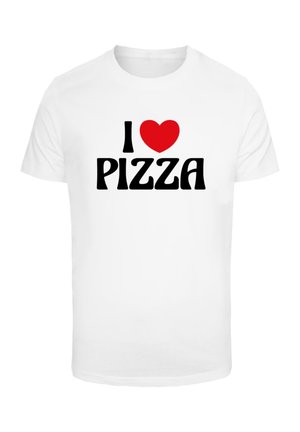 Balta kokvilnas T-krekla ar drosu melnu tekstu, kas saka "Es ♥ PIZZA," un sarkanu sirdi. Īsas piedurknes un apaļš kakls.