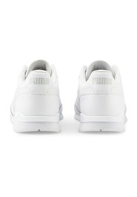 Scarpe da ginnastica bianche con una finitura in pelle texturizzata, dotate di un colletto imbottito, logo sul tallone e una suola in gomma flessibile.