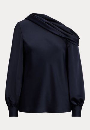 Mørkeblå bluse med drapert asymmetrisk halslinje, lange puffermer, glat satinvare og fitted kant.