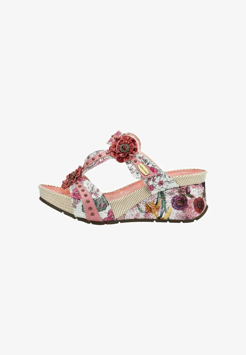Sandale compensée fleurie rose avec décorations en tissu floral, accents cloutés et imprimé floral multicolore sur le talon compensé, bout et talon ouverts.