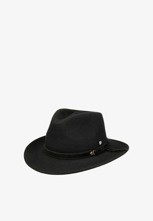 Schwarzer Filzhut Fedora mit breiter Krempe und einem schmalen Lederband, das eine kleine metallische Schnalle und einen runden Nietenbesatz aufweist.