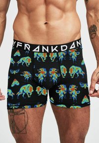 Svarta boxershorts med livfulla djur- och malmönster i blå och orange nyanser, med en kontrasterande märkesmidja.