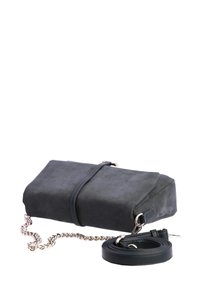 Bolso de mano de ante en gris oscuro, con forma rectangular, cierre de solapa, cadena plateada y correa de cuero para el hombro desmontable.