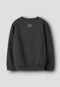 Sweatshirt à col rond gris foncé avec des manches longues et un petit logo texturé dans le haut du dos, présenté sur un fond clair uni.