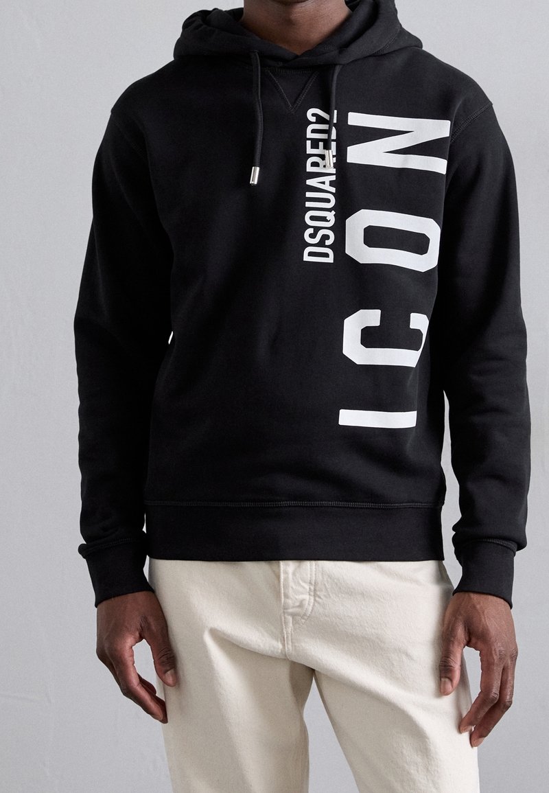 Sudadera negra con capucha con texto blanco en negrita que dice "DSQUARED?" y "ICON" en posición vertical. Confeccionada con tejido suave y texturizado, con capucha ajustable con cordón.
