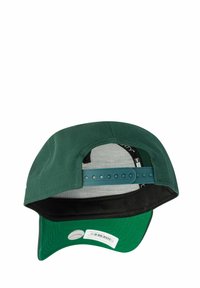 Grüner Hut mit flachem Schirm, verstellbarem Kunststoffband und Mesh-Futter. Enthält ein rundes Etikett in der Nähe des Schirms.