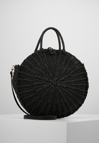 Svart rund vävt väska med två handtag och ett avtagbart rem. Tillverkad av texturerat material med spiral mönster och subtil lyster.