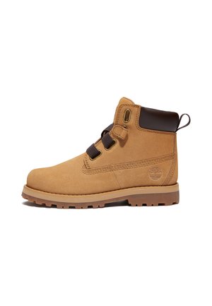Tan ruskindet ankellang støvle med brun polstret krave, sorte snøreløkker, Timberland-logo på siden og robust gummisål.
