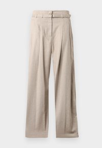 Pantalon beige taille haute à jambes larges avec passants de ceinture et plis sur le devant, présenté sur un fond blanc uni.