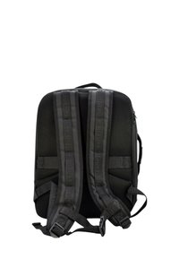 Mochila negra con panel trasero de malla acolchada, correas ajustables para los hombros y asa lateral sobre un fondo blanco.