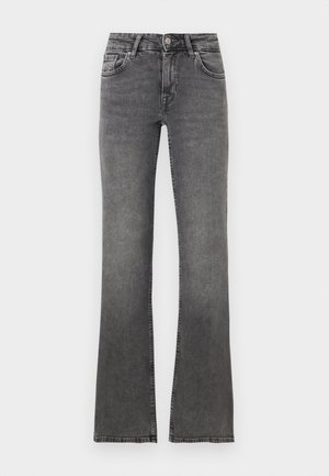 Pranie jeansy bootcut w wyblakłym czarnym kolorze z pięcioma kieszeniami, frontowym guzikiem i zamkiem błyskawicznym, ułożone płasko na białym tle.