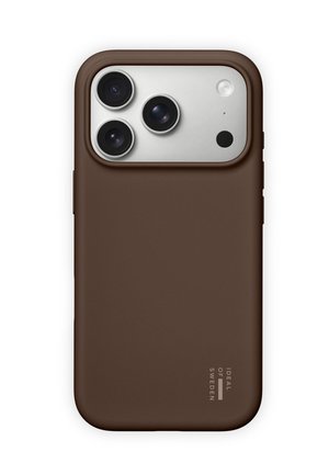 Custodia per telefono marrone con una texture opaca, dotata di ritagli per tre lenti della fotocamera e un flash, con il marchio "IDEAL OF SWEDEN".