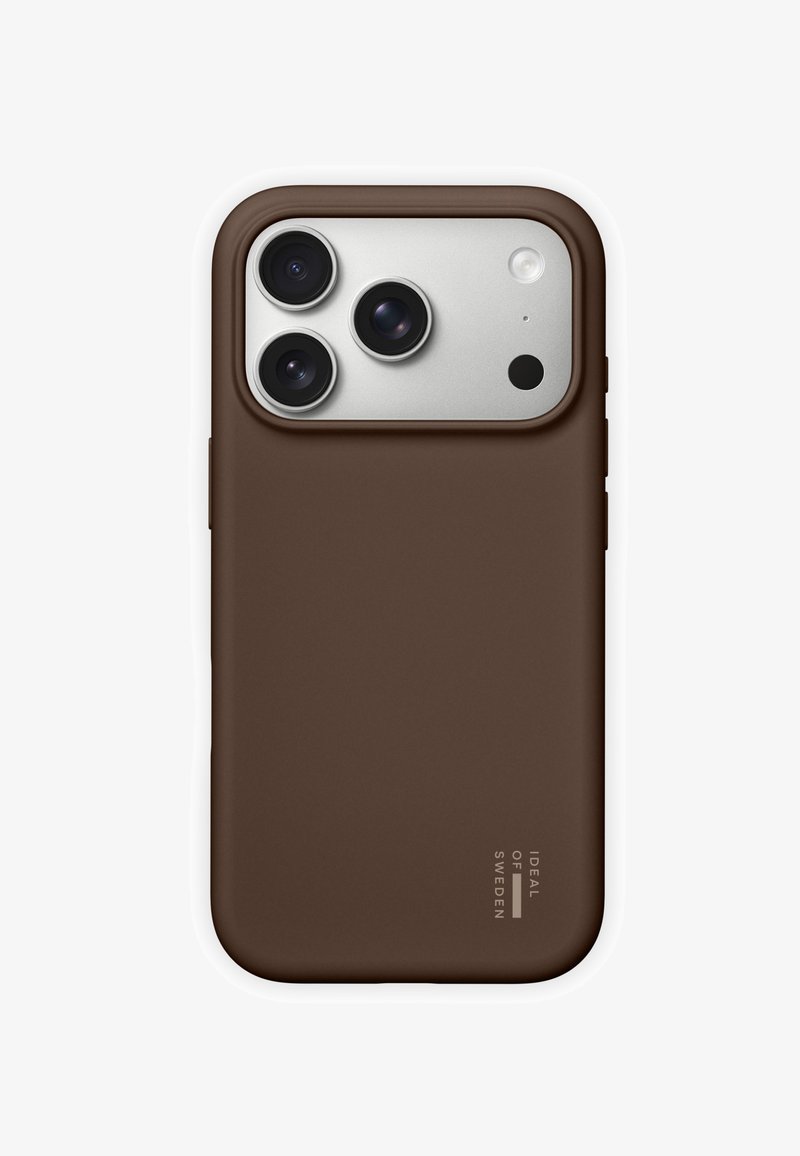 Coque de téléphone brune à texture mate, avec découpes pour trois objectifs de caméra et un flash, marquée du texte "IDEAL OF SWEDEN".